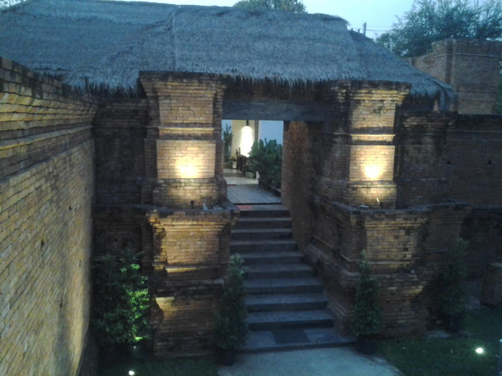 Kanpura Hotel Kanchanaburi Exterior foto