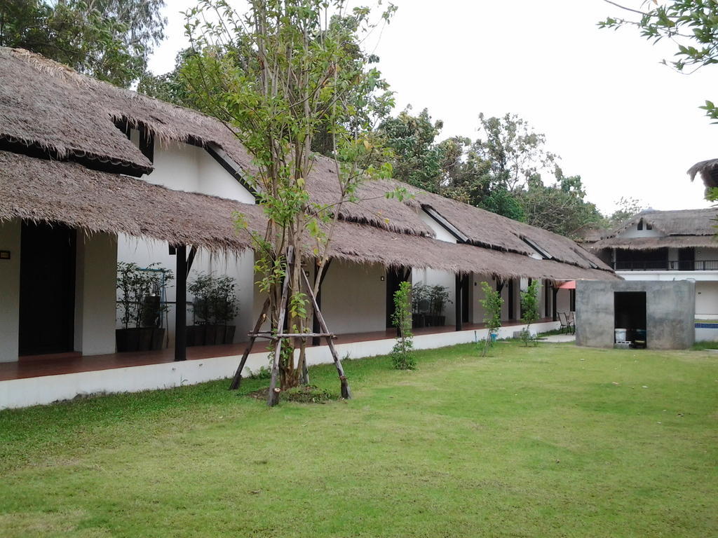 Kanpura Hotel Kanchanaburi Exterior foto